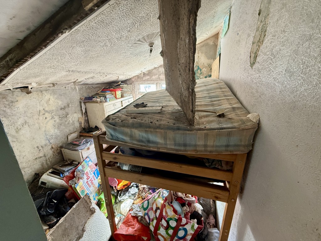 Lot: 169 - MID-TERRACE HOUSE FOR REFURBISHMENT - Bedroom three